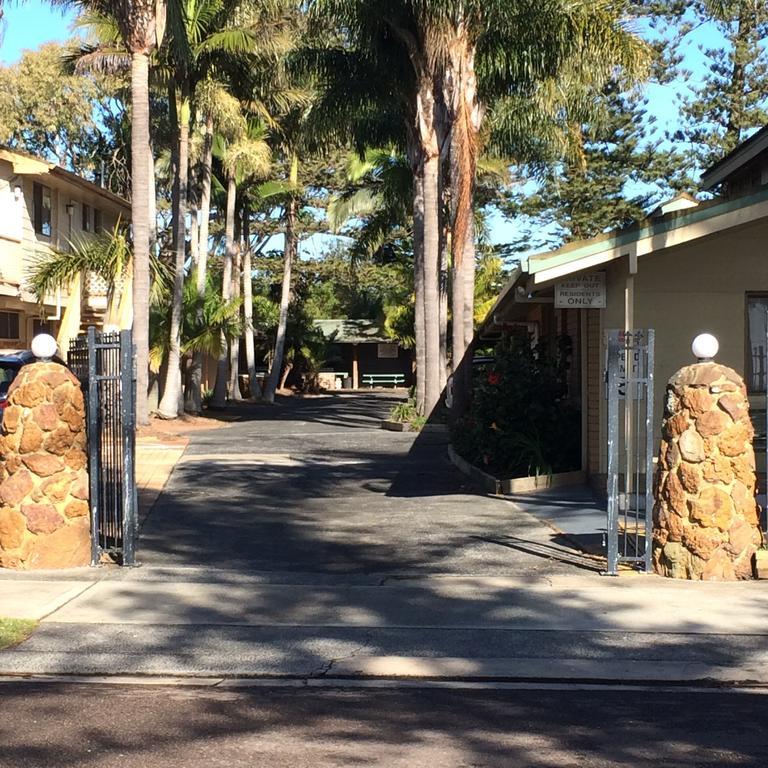 El Lago Tourist Park Entrance Exterior photo